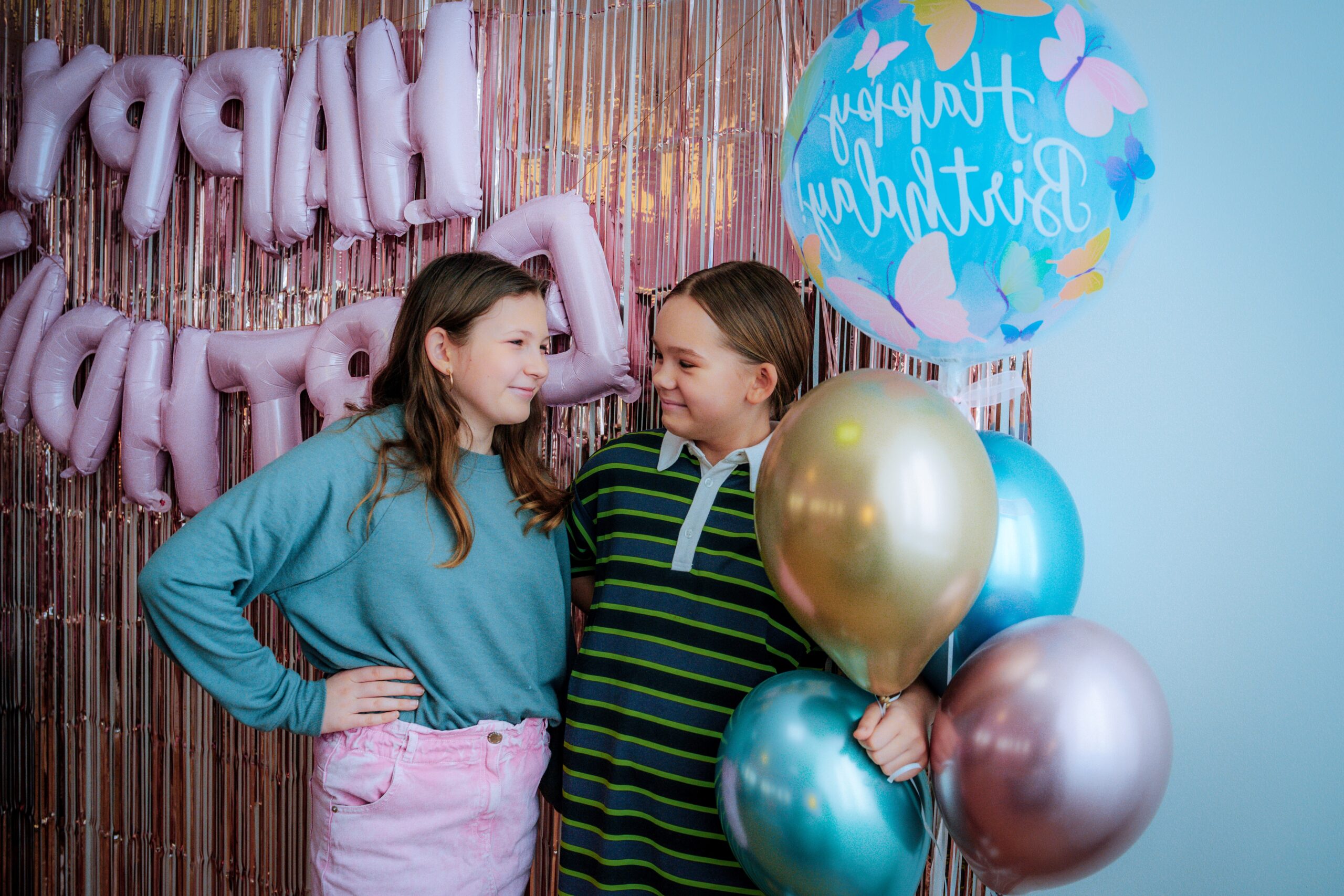 Tüdrukud koos õhupallidega Meigipeo showroomis sünnipäeva tähistamas