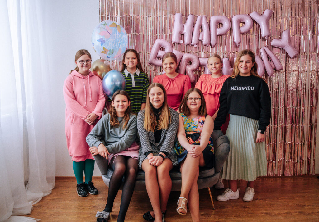 Sünnipäevalised Meigipeo showroomis meigipeol